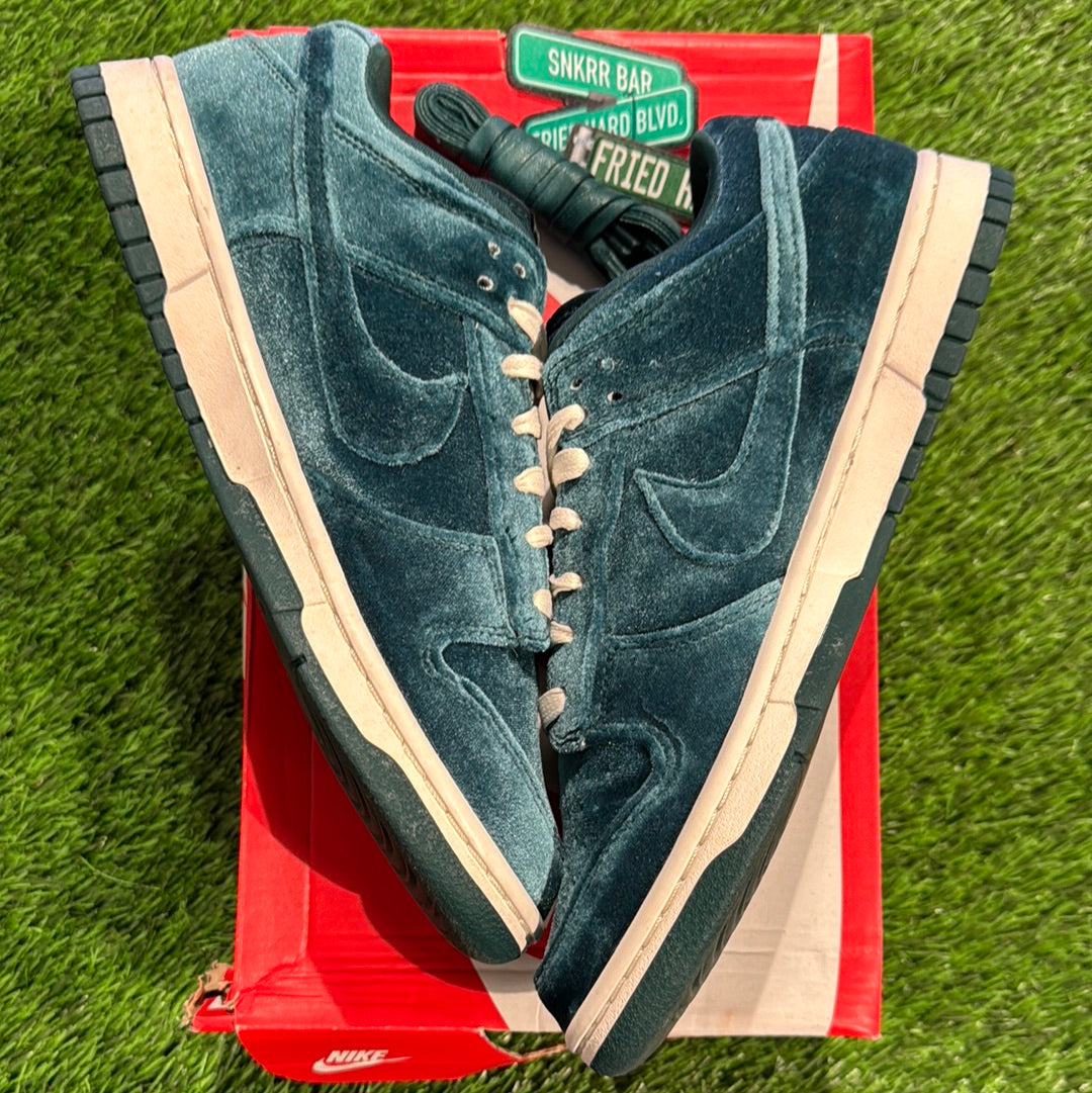 Wmns Dunk Low 'Green Velvet' 8.5M/10W