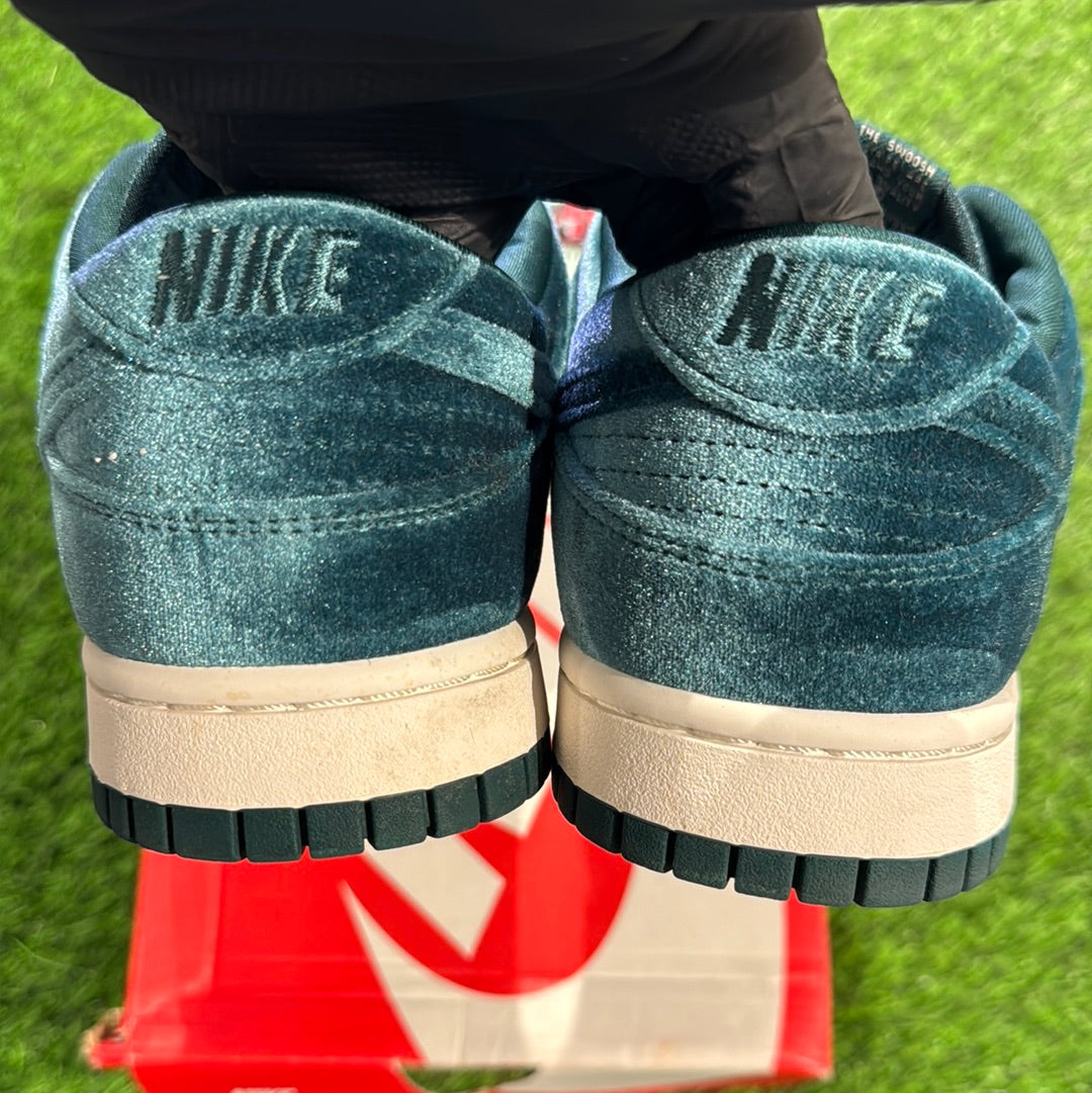 Wmns Dunk Low 'Green Velvet' 8.5M/10W