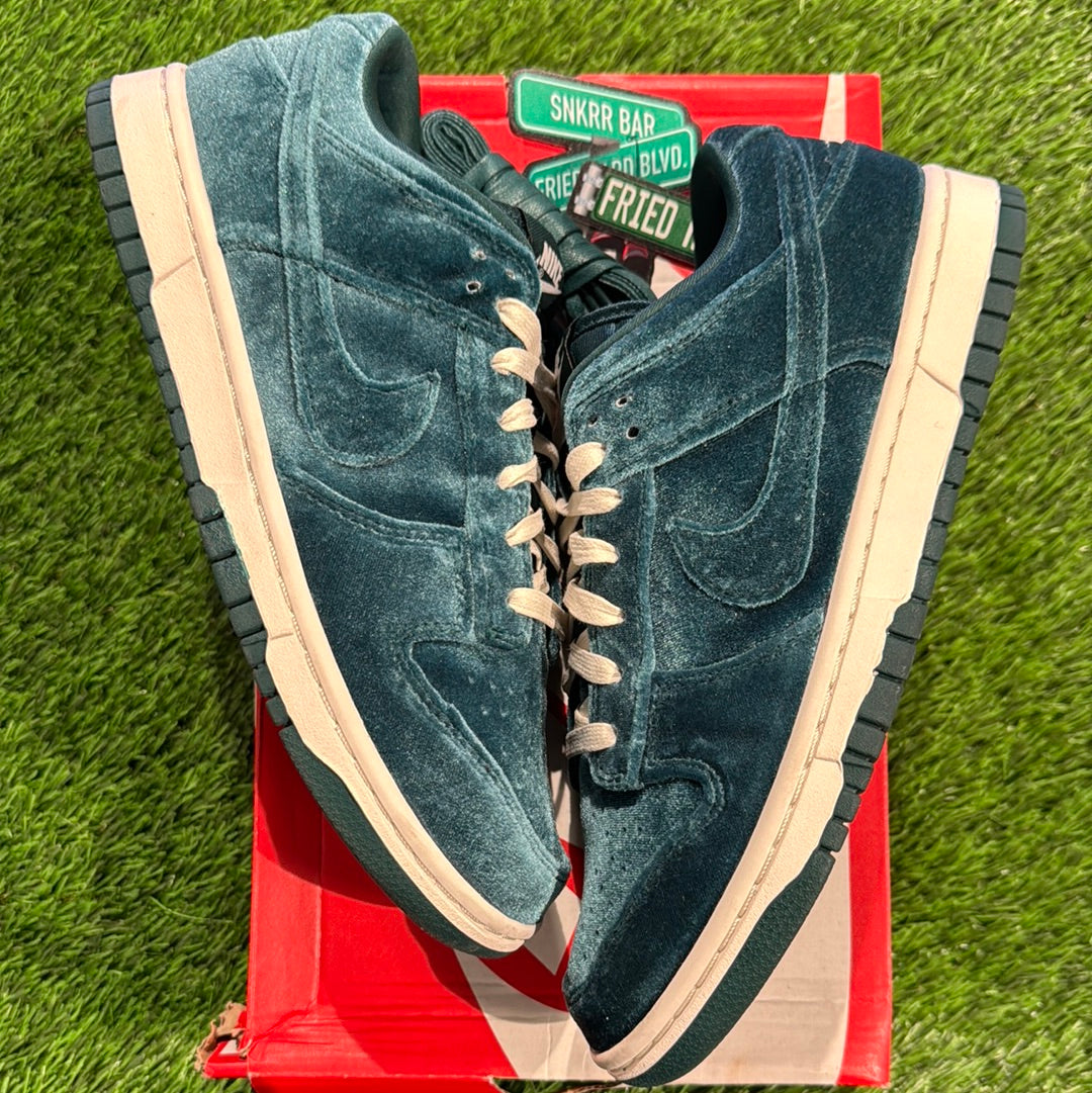 Wmns Dunk Low 'Green Velvet' 8.5M/10W