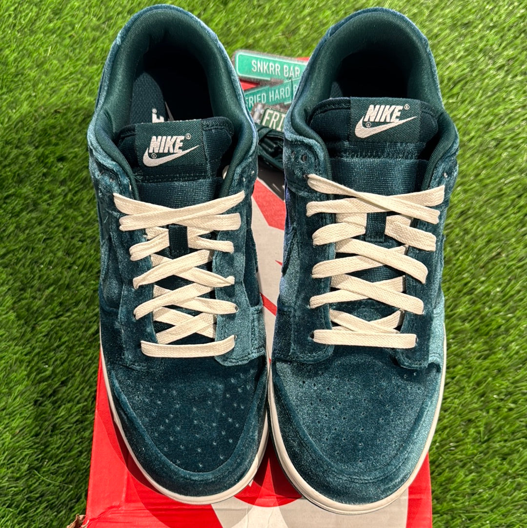 Wmns Dunk Low 'Green Velvet' 8.5M/10W