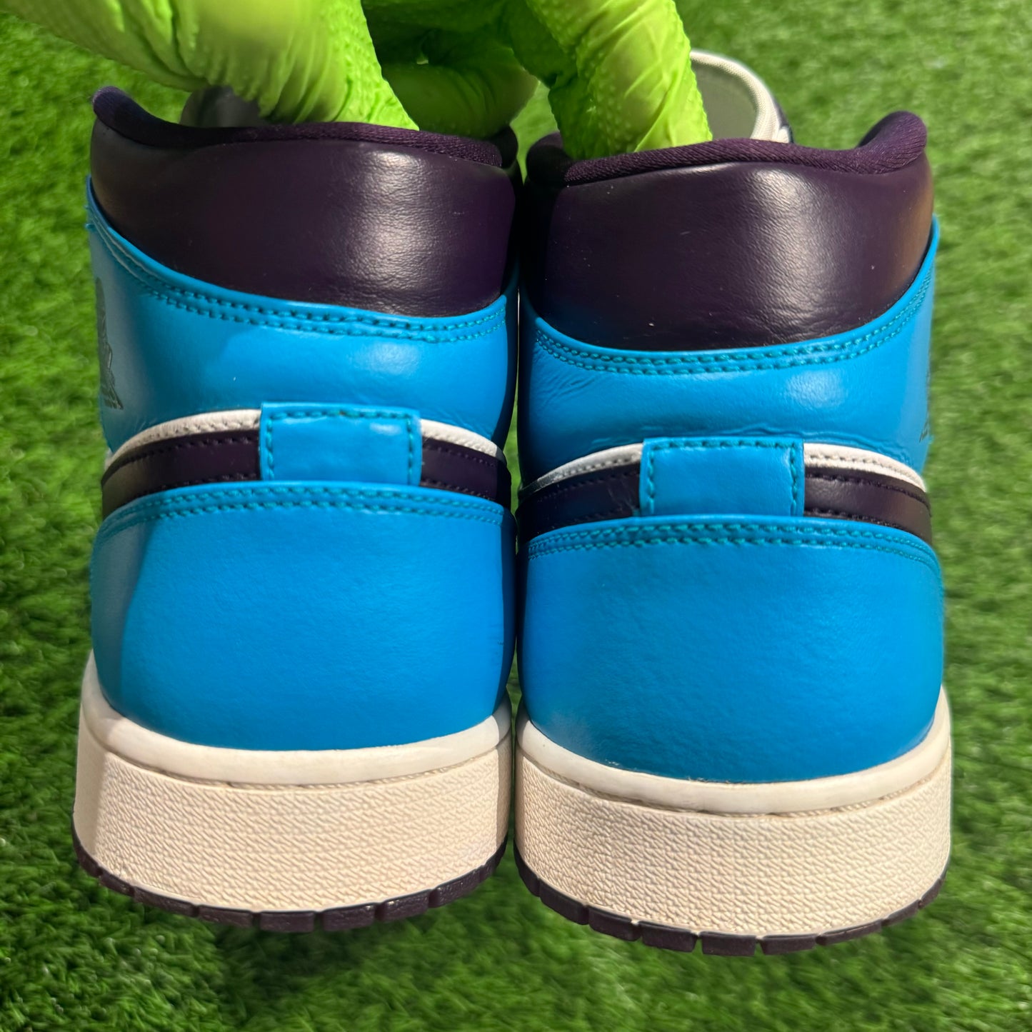 Air Jordan 1 Mid 'Hornets'