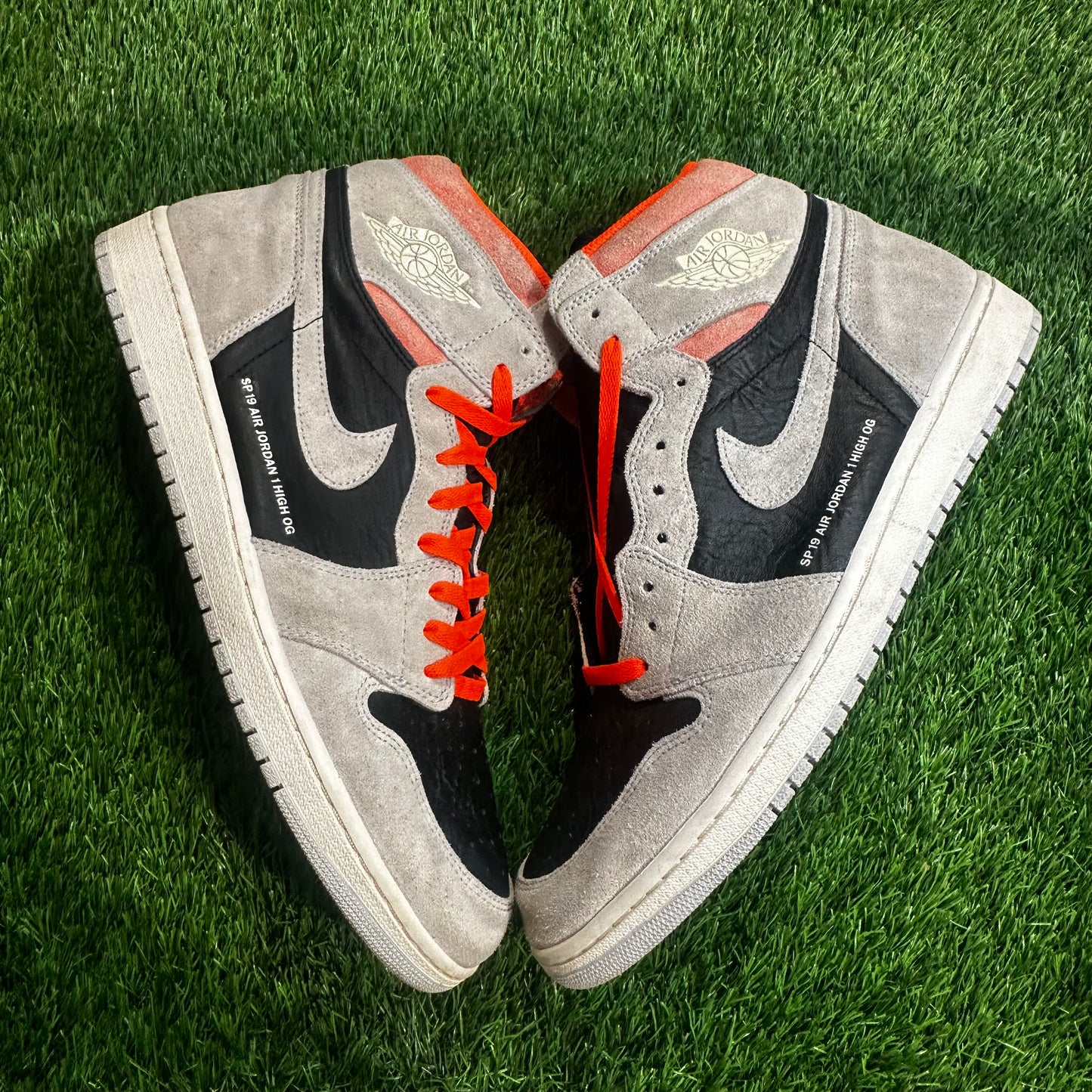 Jordan 1 Retro High Neutral Grey Hyper Crimson 15M/16.5W
