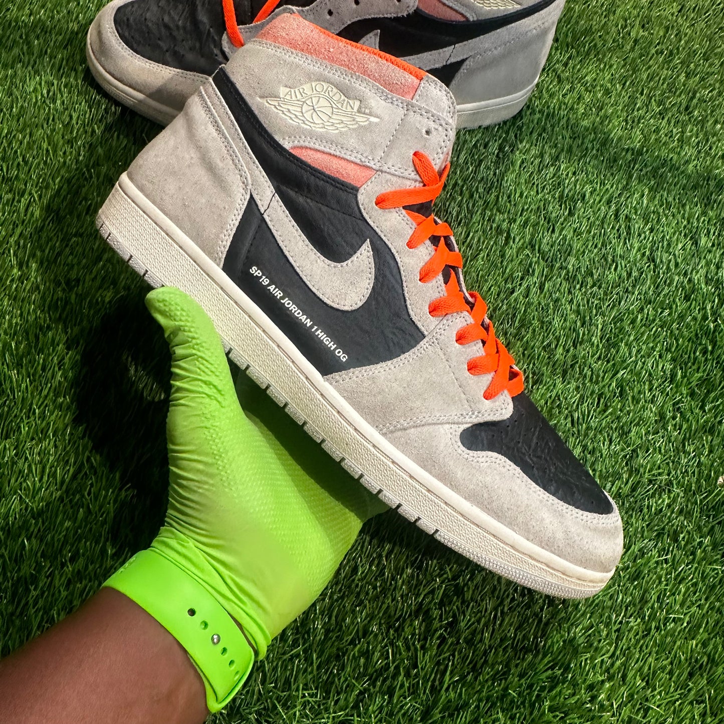 Jordan 1 Retro High Neutral Grey Hyper Crimson 15M/16.5W