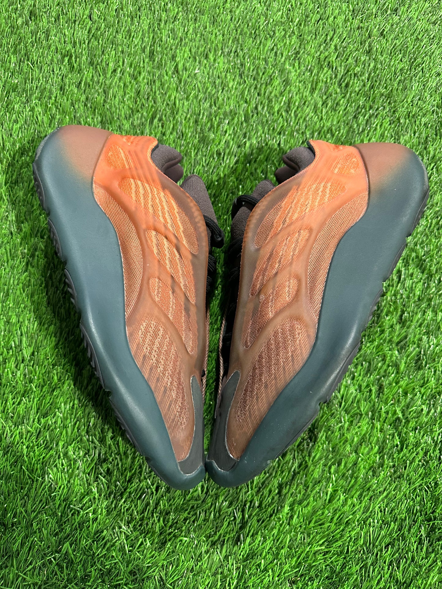 adidas Yeezy 700 V3 Copper Fade SIZE 7.5M/9W