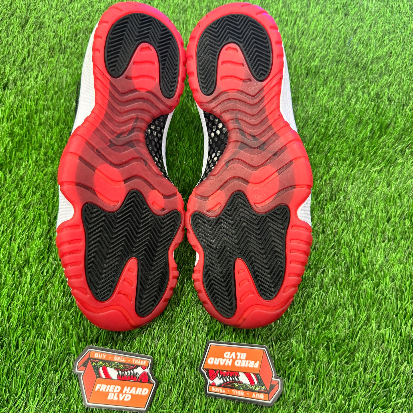 Jordan 11 Retro Low Bred (2025) SIZE 9.5M/11W