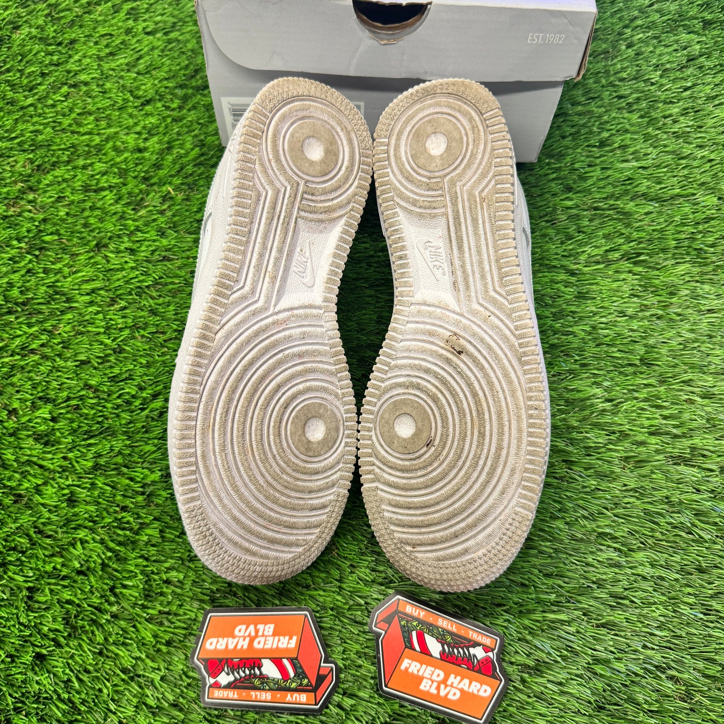 Air Force 1 Low LE Triple White (GS) SIZE 5.5Y/7W