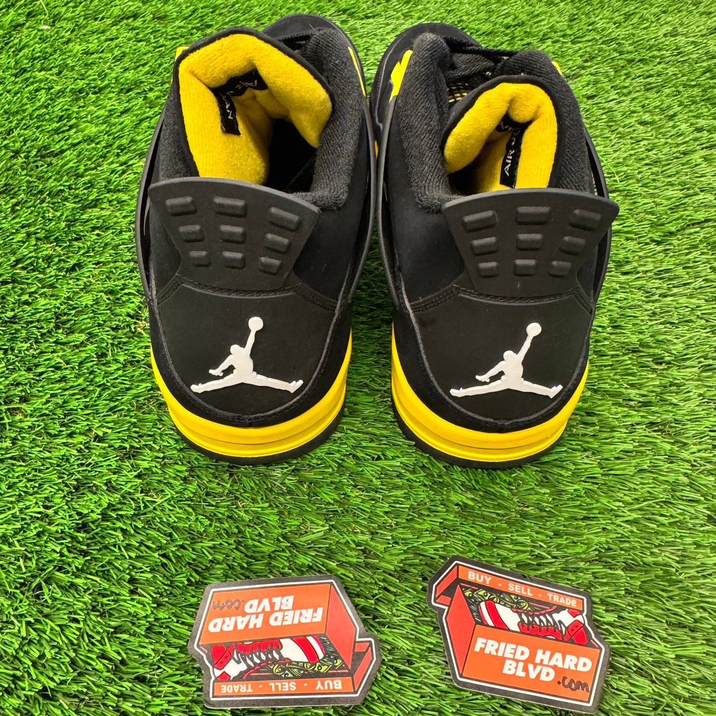 Jordan 4 Retro Thunder (2023) SIZE 15M/16.5W