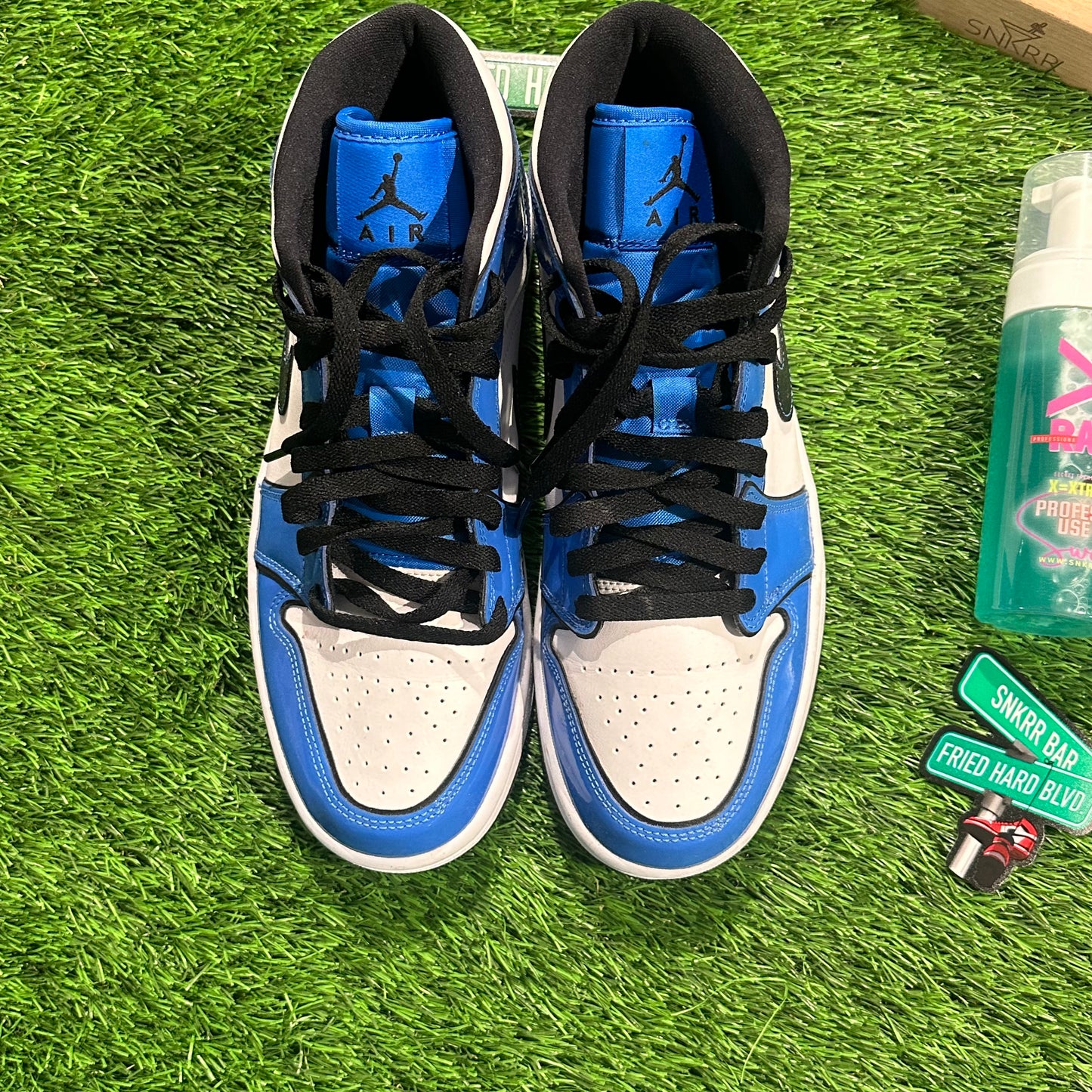 Jordan 1 Mid Signal Blue