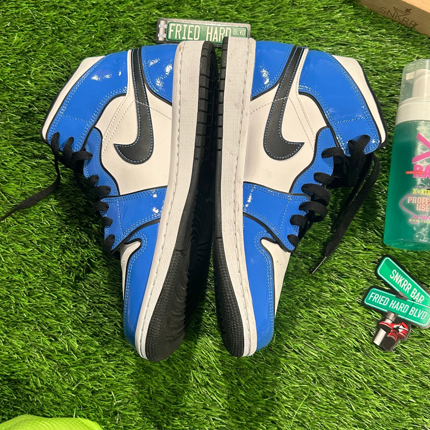 Jordan 1 Mid Signal Blue