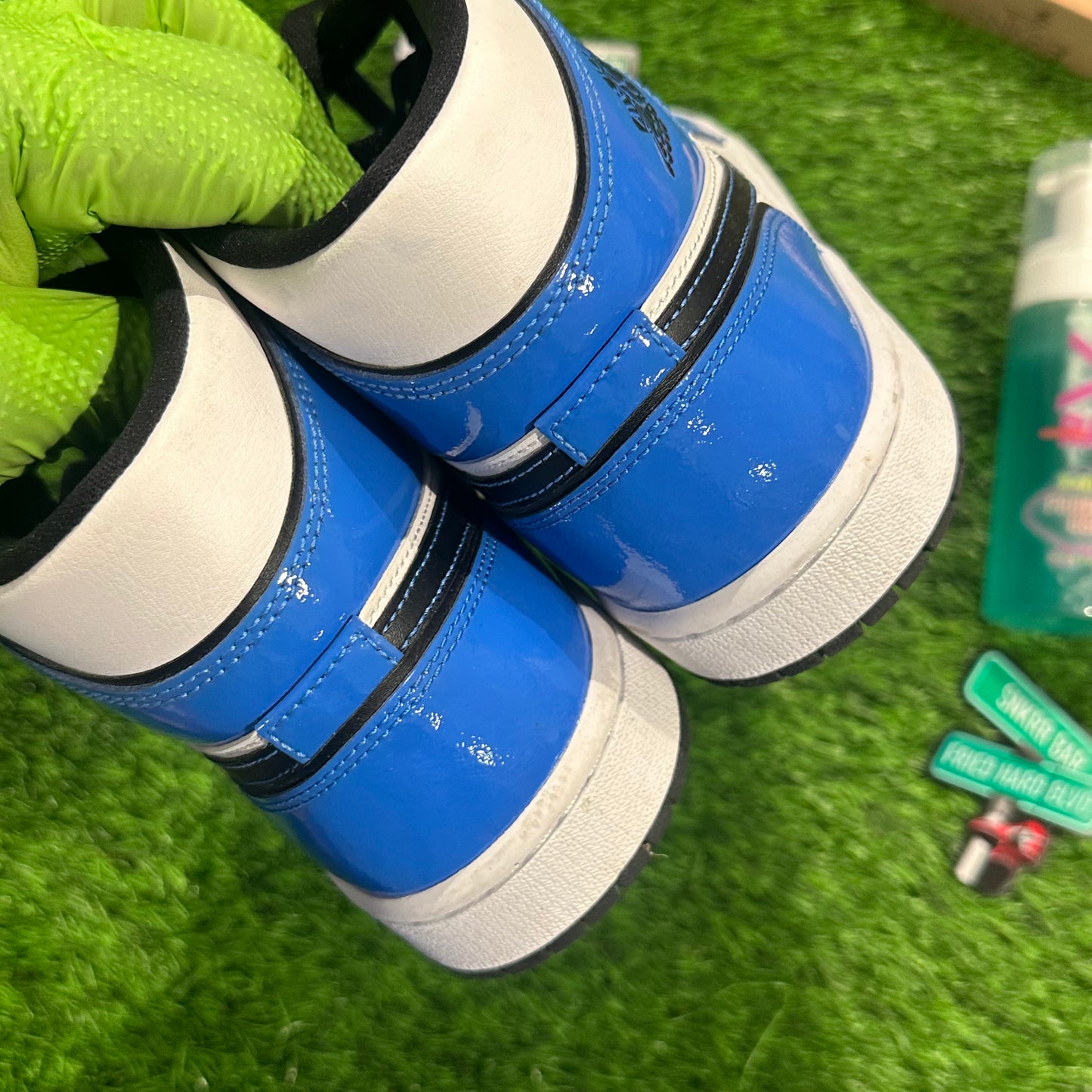 Jordan 1 Mid Signal Blue