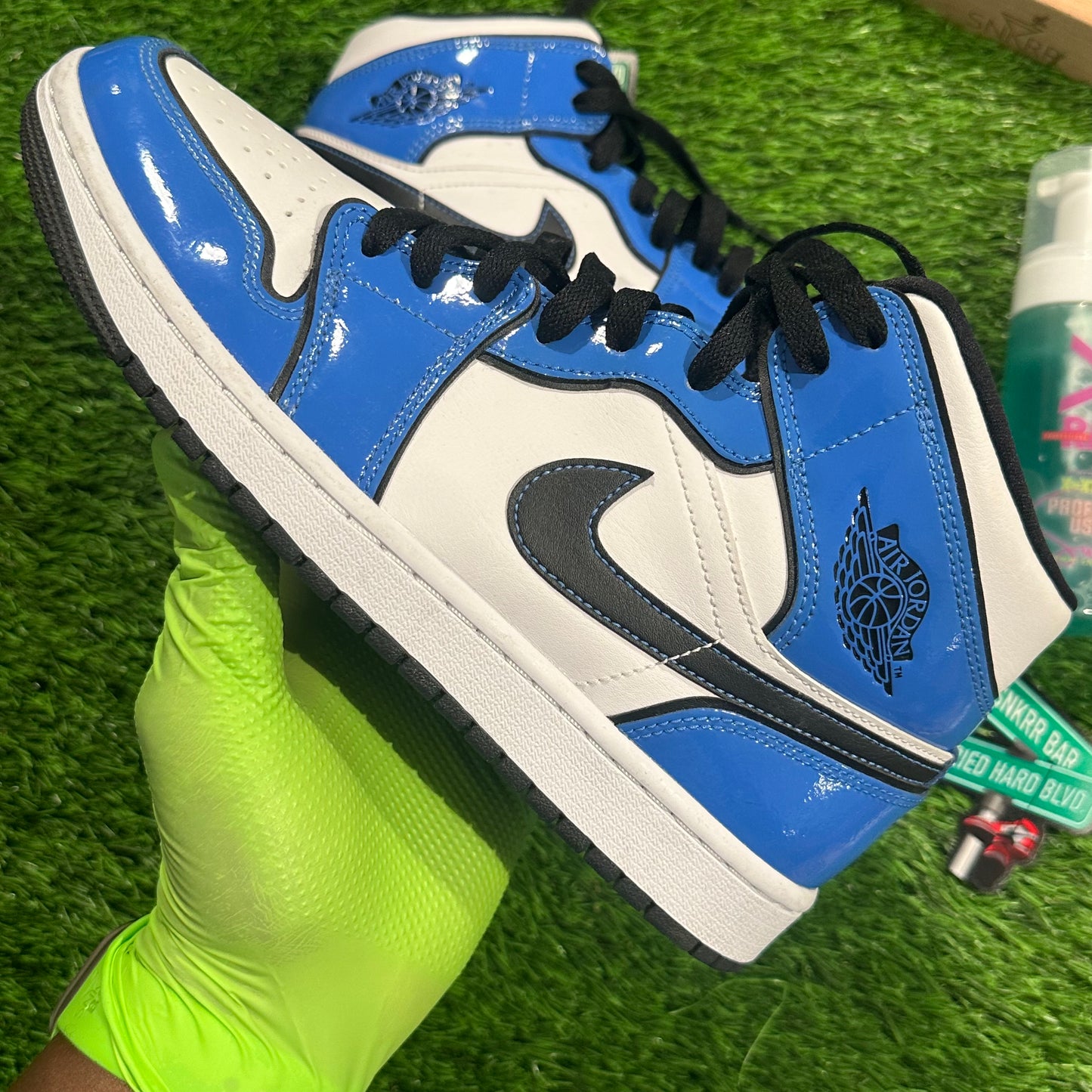 Jordan 1 Mid Signal Blue