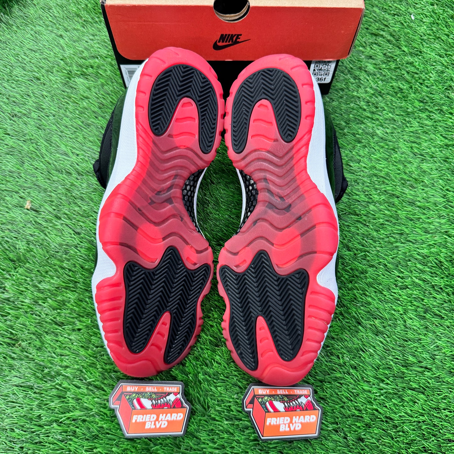 Jordan 11 Retro Low Bred (2025) SIZE 9.5M/11W