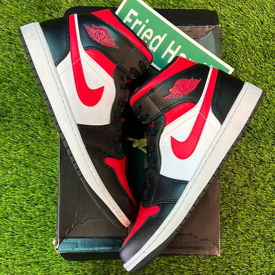 Air Jordan 1 Mid 'Bred Toe'