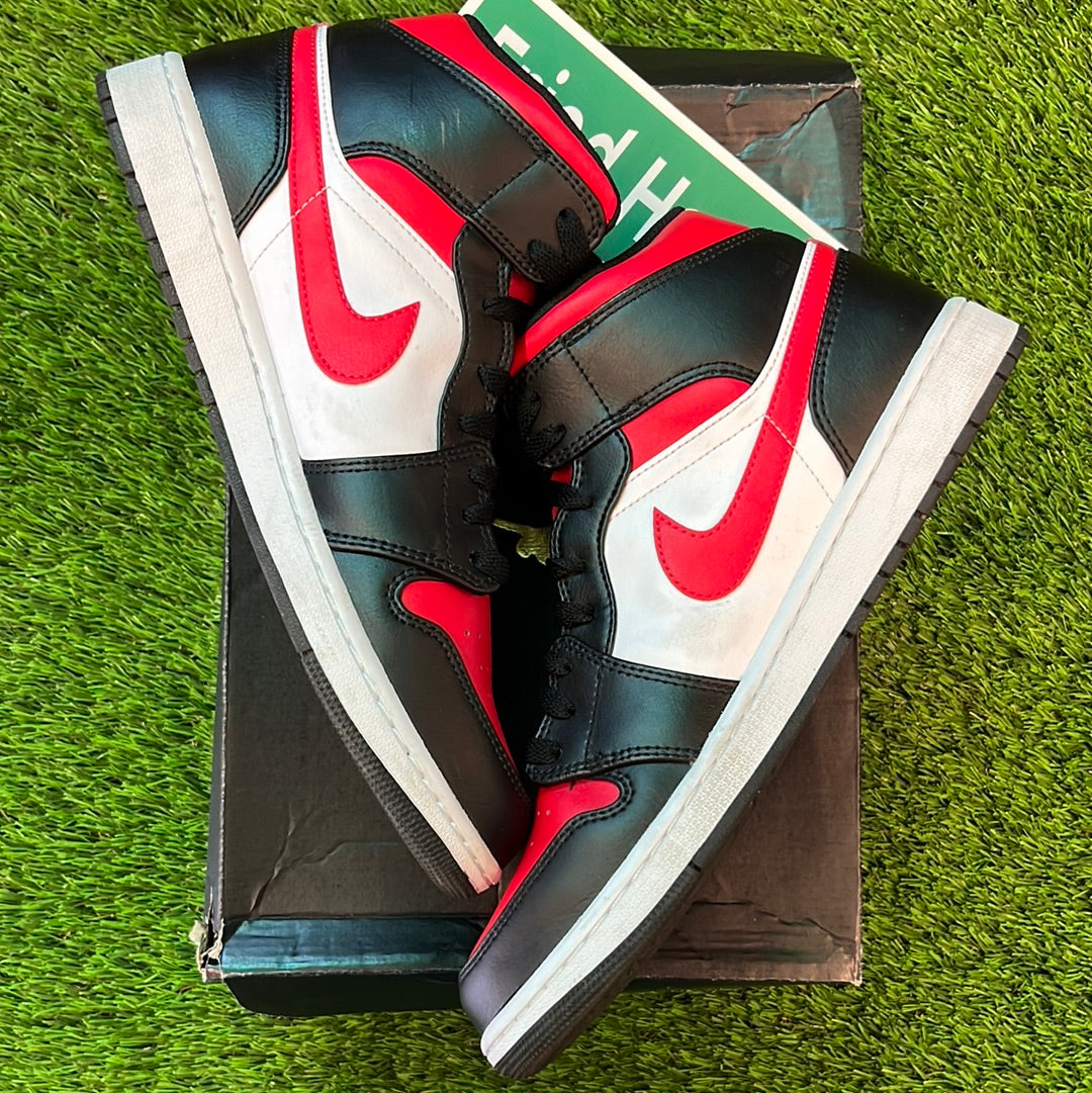 Air Jordan 1 Mid 'Bred Toe'