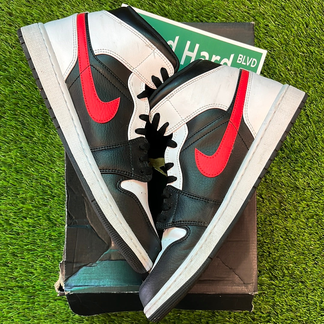 Air Jordan 1 Mid 'Chile Red'