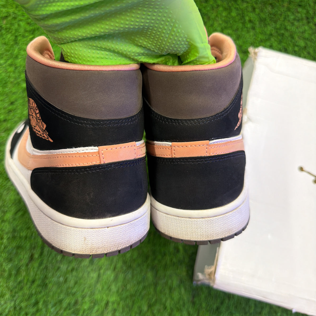 Wmns Air Jordan 1 Mid SE 'Peach Mocha'
