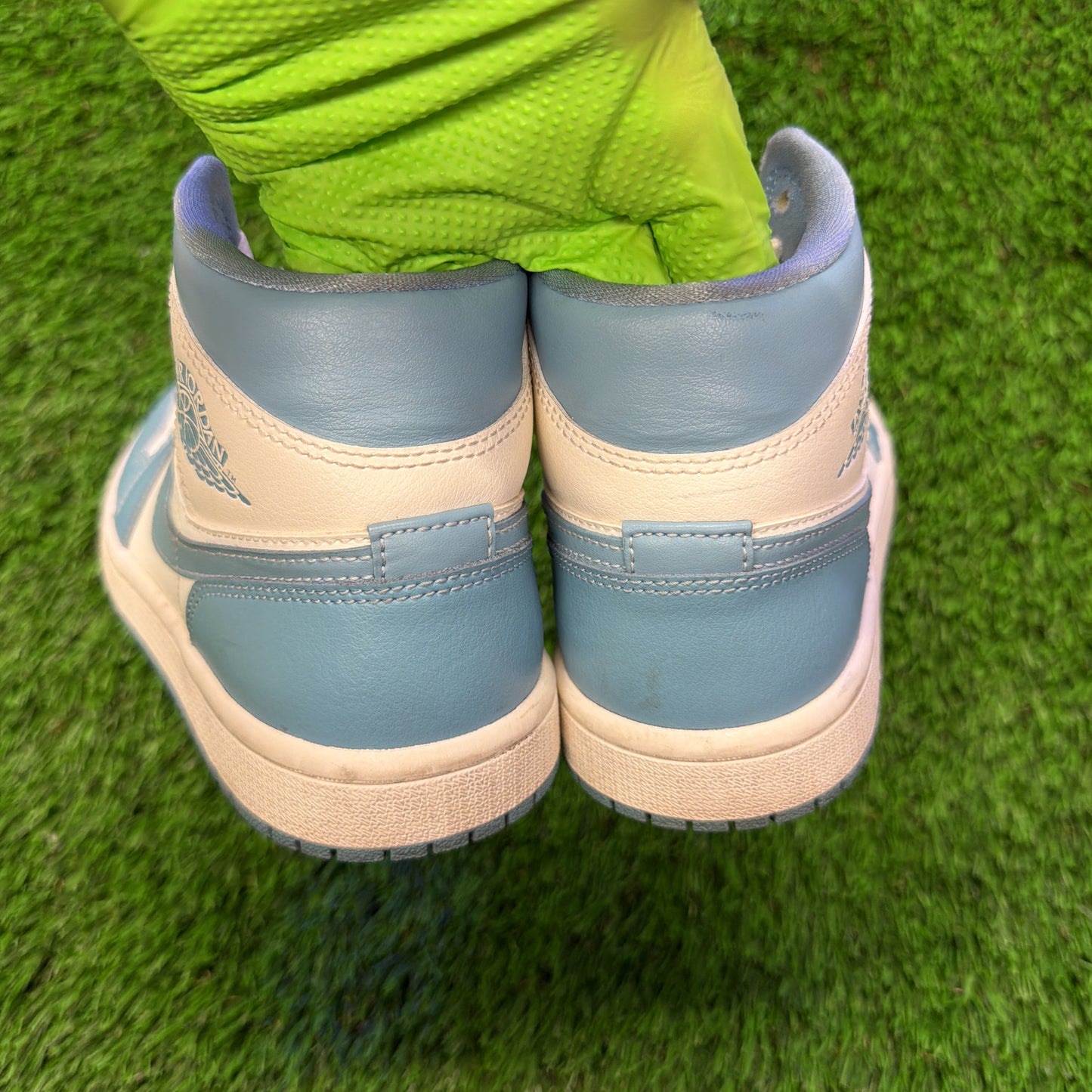 Wmns Air Jordan 1 Mid 'University Blue'