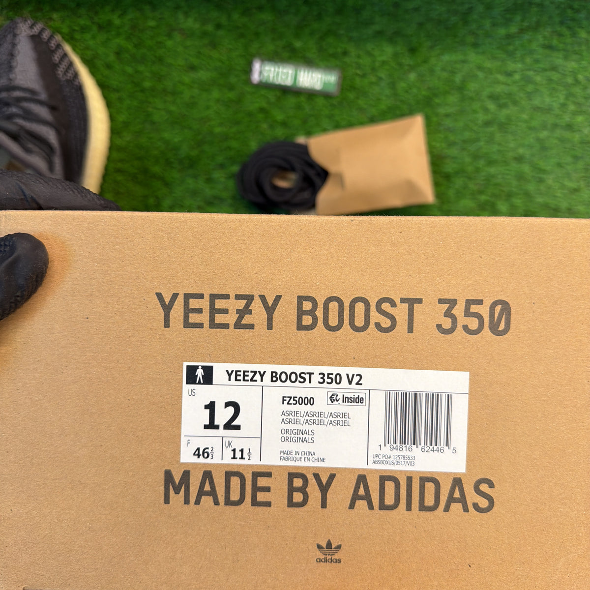 Yeezy Boost 350 V2 'Carbon' SIZE 12M/13.5W