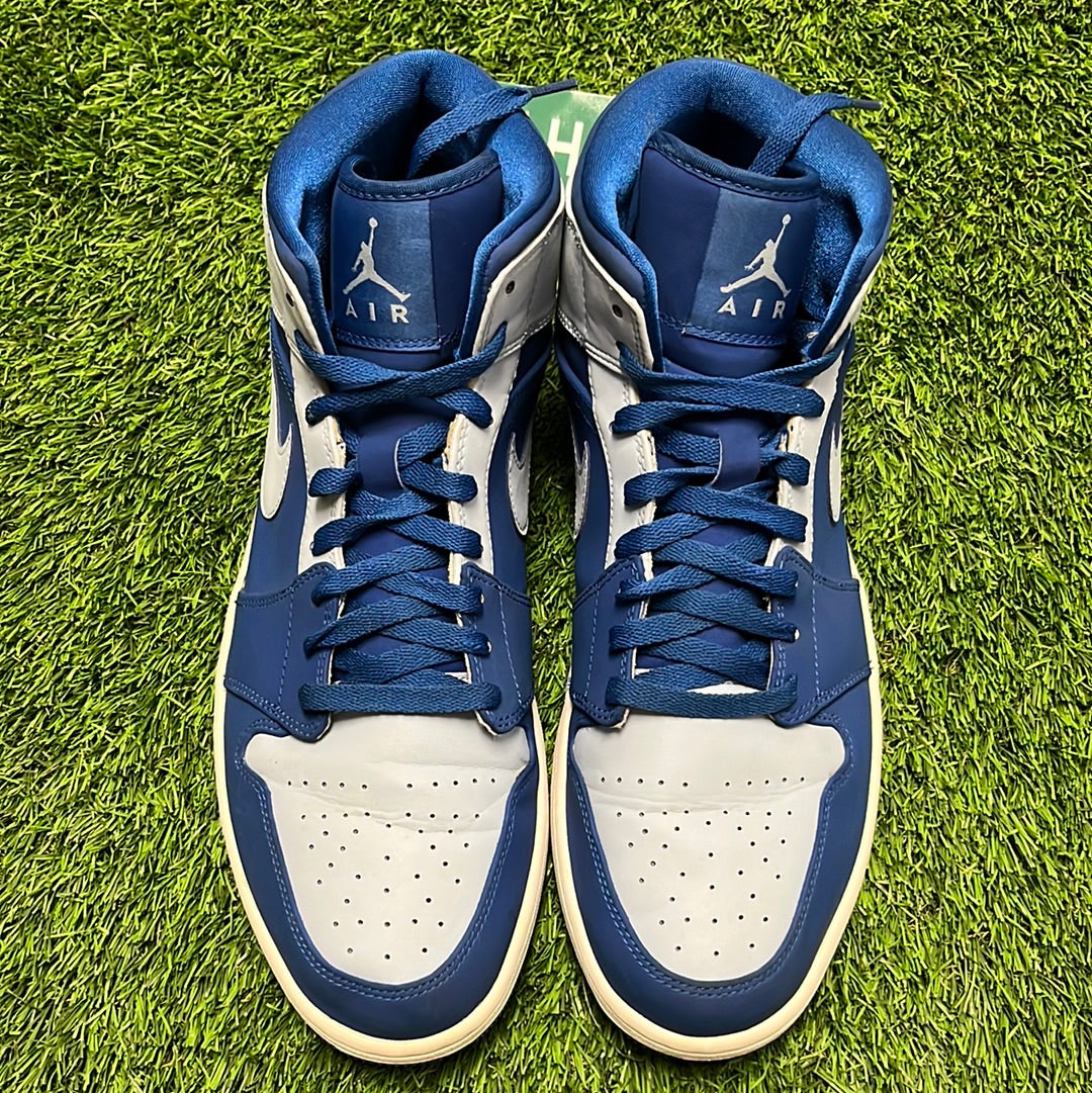 Air Jordan 1 Retro Mid 'Ice Blue'