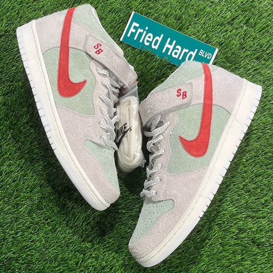 SB Dunk Mid 'White Widow'