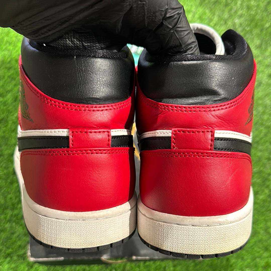 Air Jordan 1 Mid 'Chicago Black Toe'