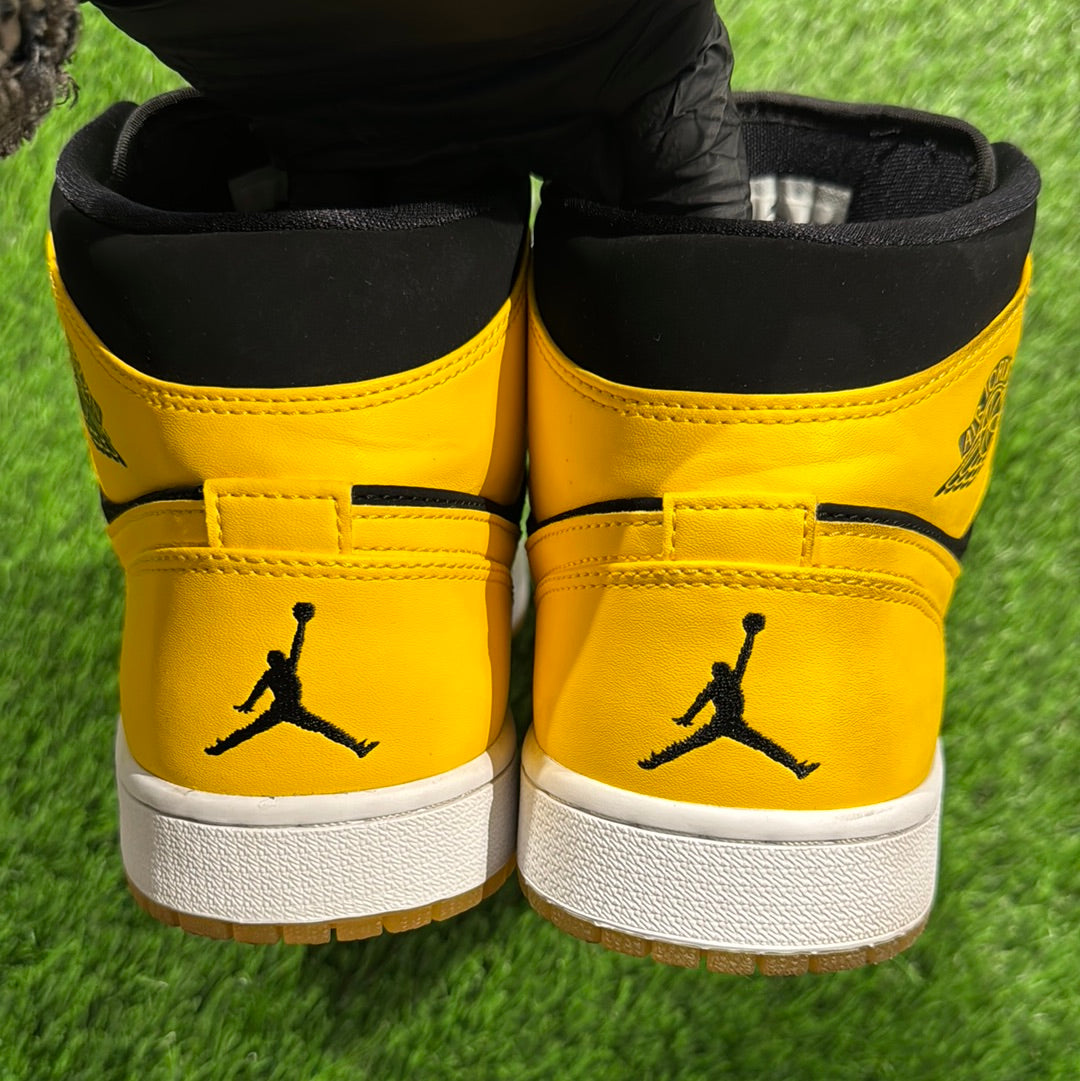 Air Jordan 1 Retro Mid 'New Love' 2017