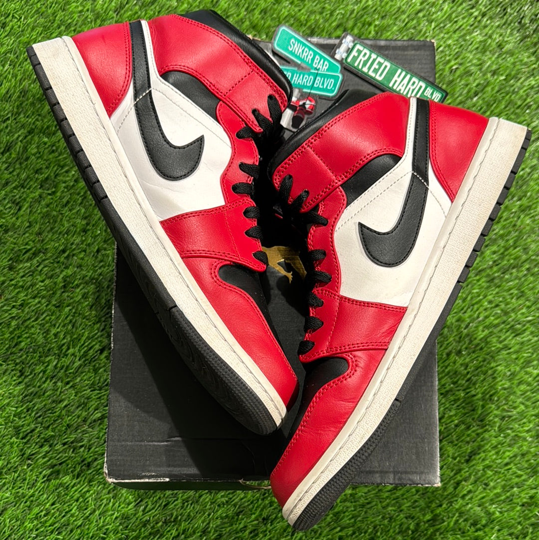 Air Jordan 1 Mid 'Chicago Black Toe'