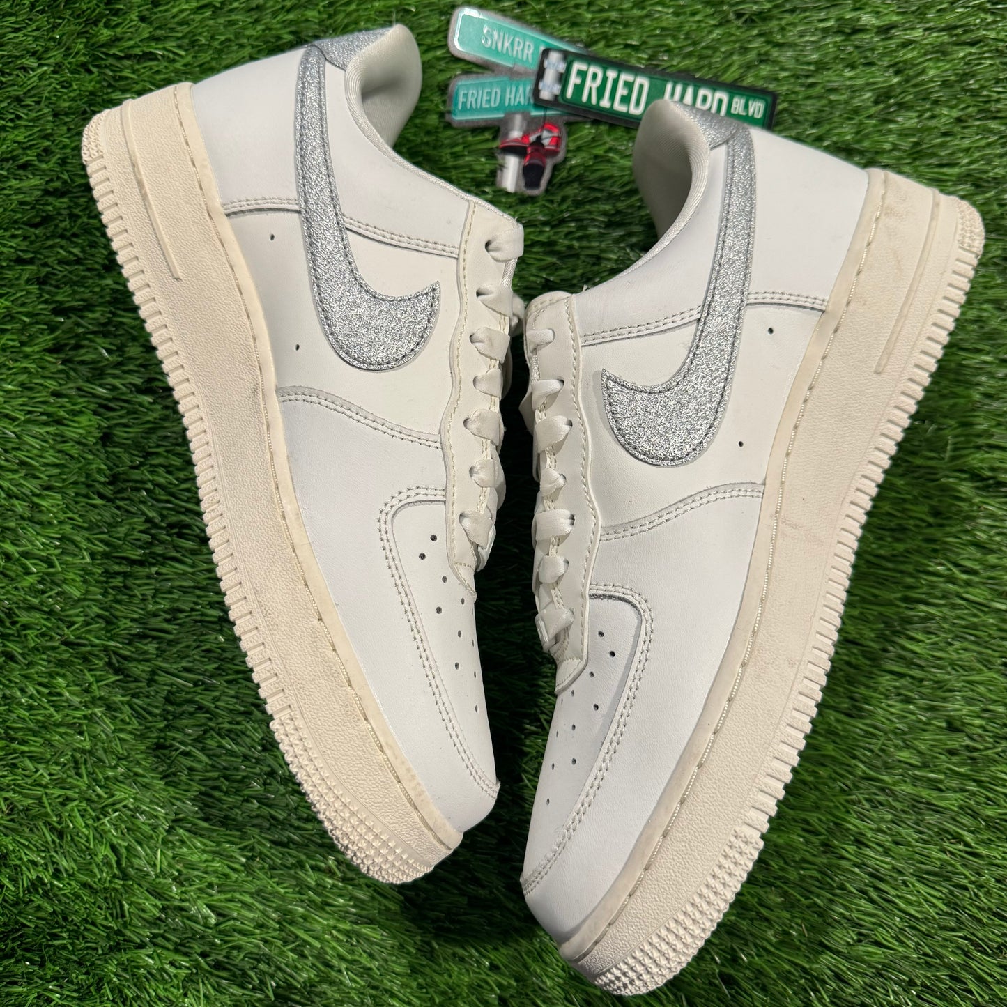 Wmns Air Force 1 '07 Essential 'Silver Swoosh'