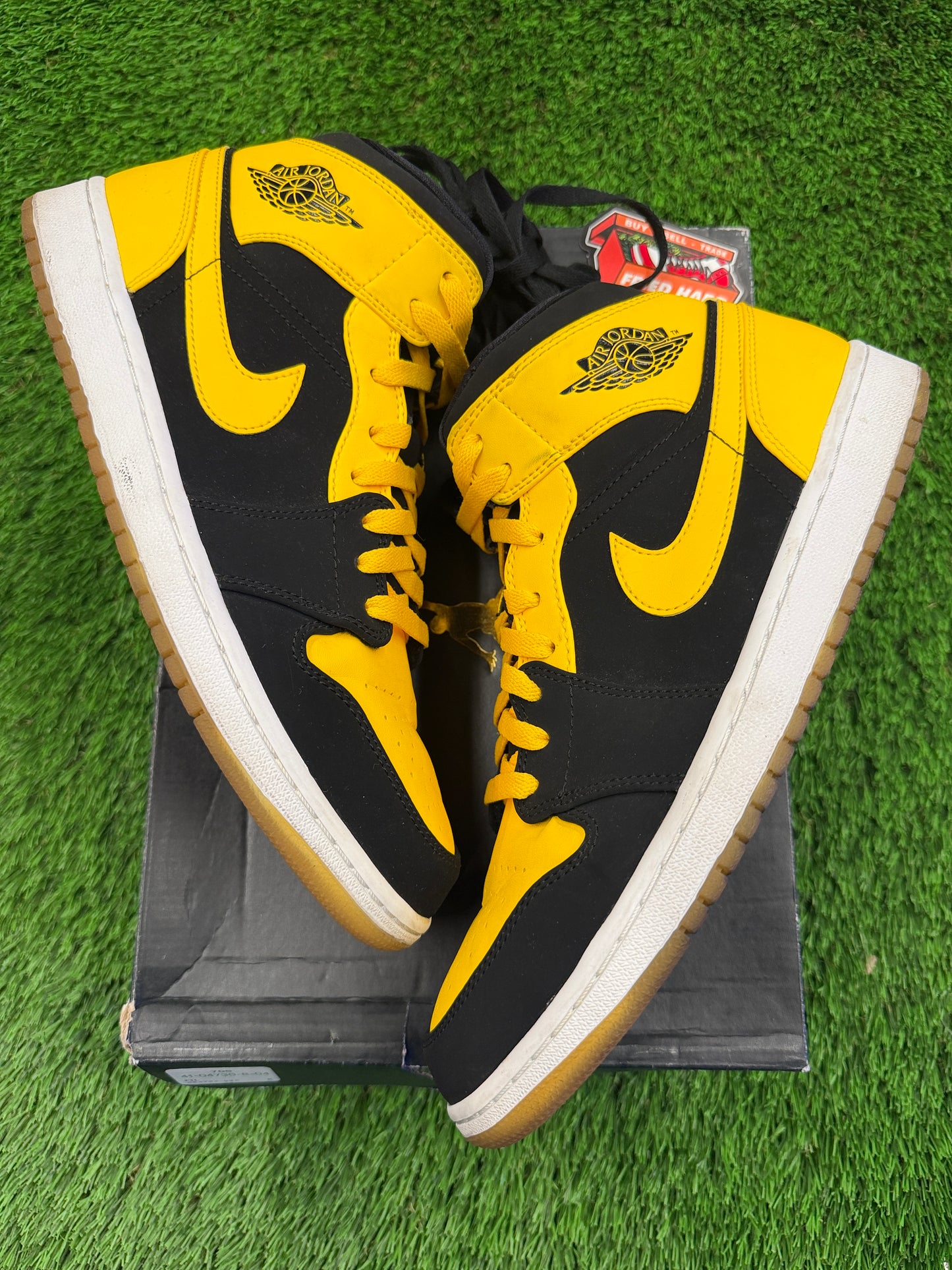 Air Jordan 1 Retro Mid 'New Love' 2017