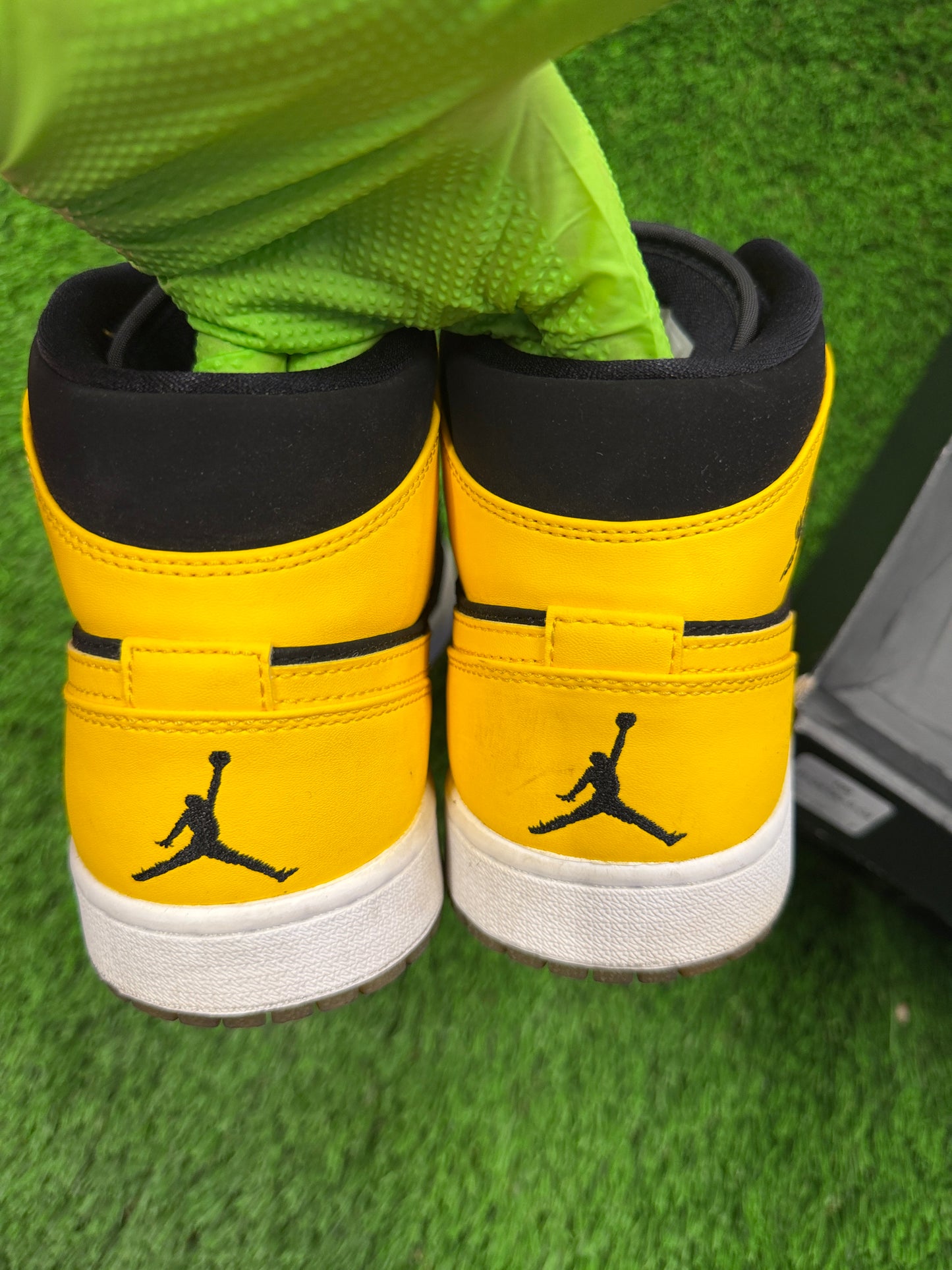 Air Jordan 1 Retro Mid 'New Love' 2017