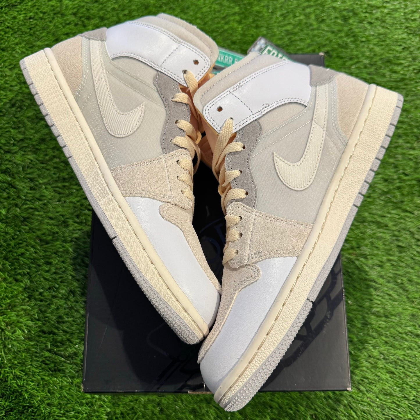 Air Jordan 1 Mid SE 'Inside Out'