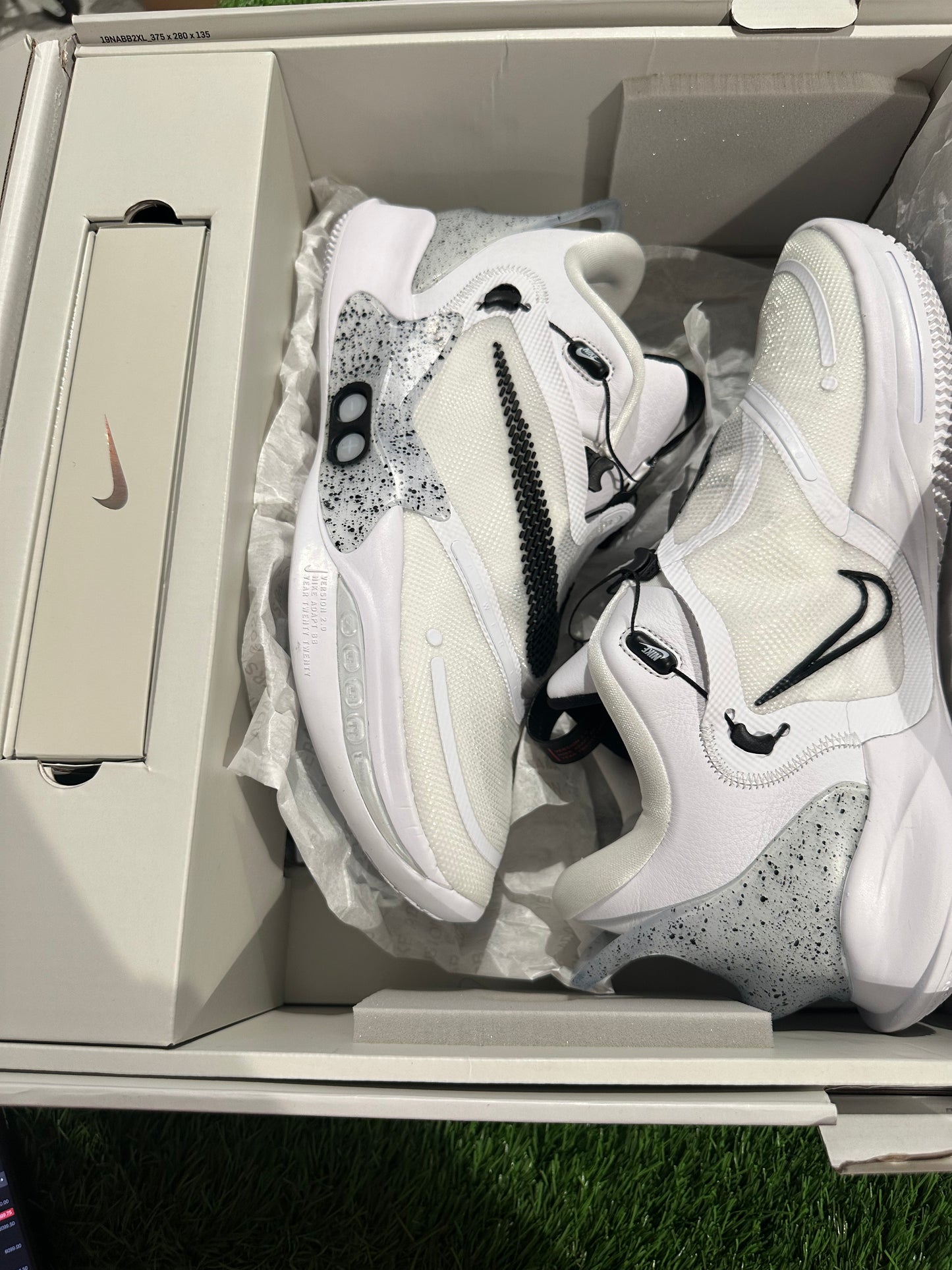 Nike Adapt BB 2.0 Oreo (US Charger)
