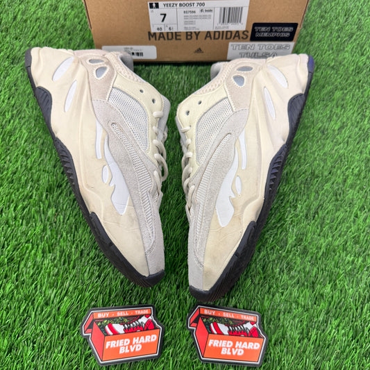 Yeezy Boost 700 Analog SIZE 7Y/8.5W