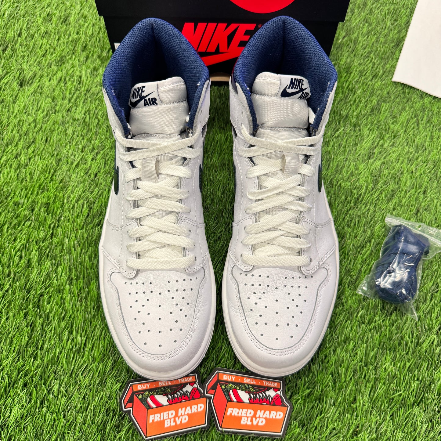 Jordan 1 Retro Metallic Navy (2016) SIZE 8.5M/10W