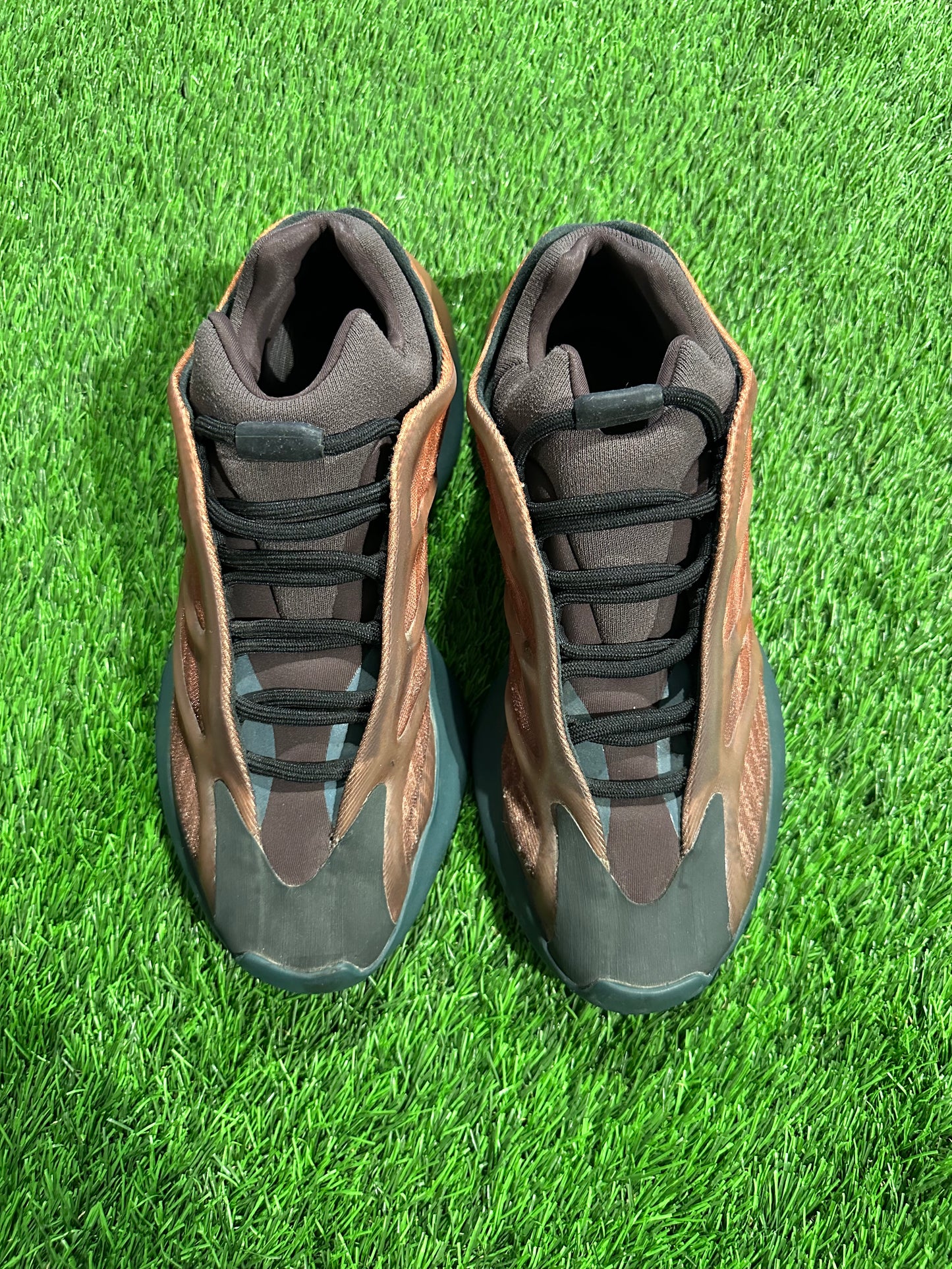 adidas Yeezy 700 V3 Copper Fade SIZE 7.5M/9W