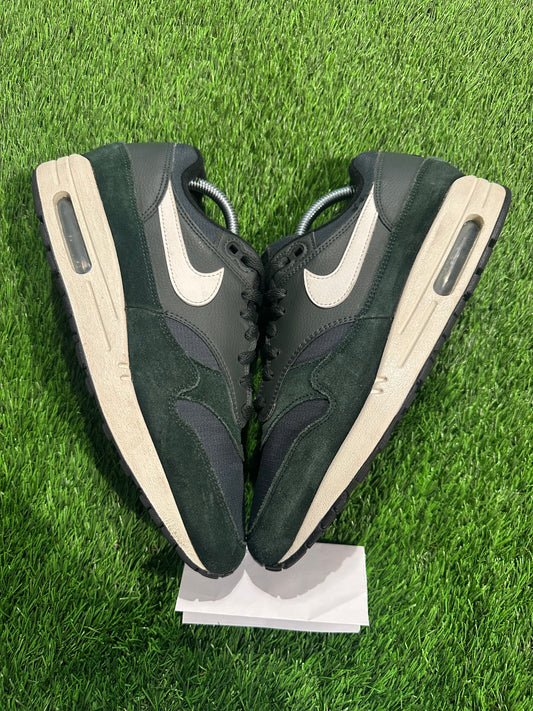 Air Max 1 Outdoor Green SIZE 9.5M/11W