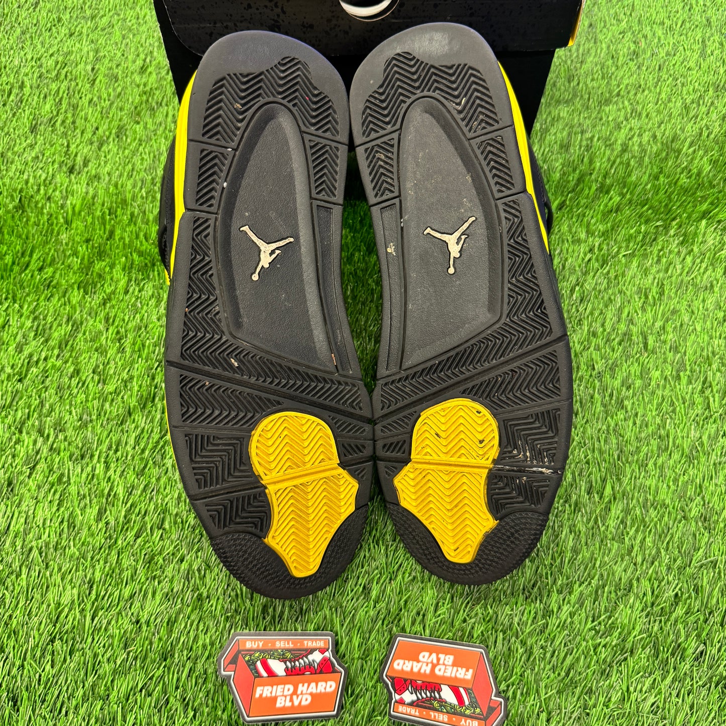 Jordan 4 Retro Thunder (2023) SIZE 13M/14.5W