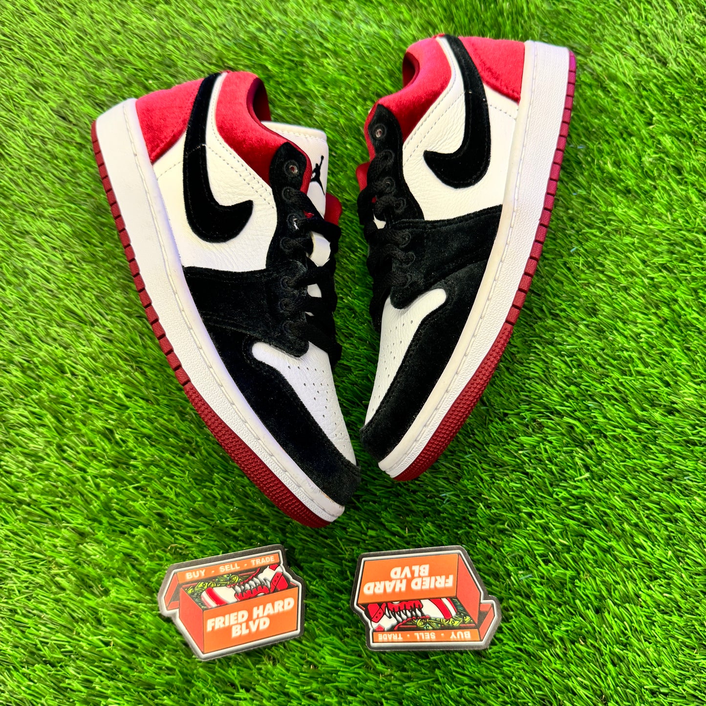 Jordan 1 Low SE Velvet Black Toe (Women's) SIZE 6Y/7.5W