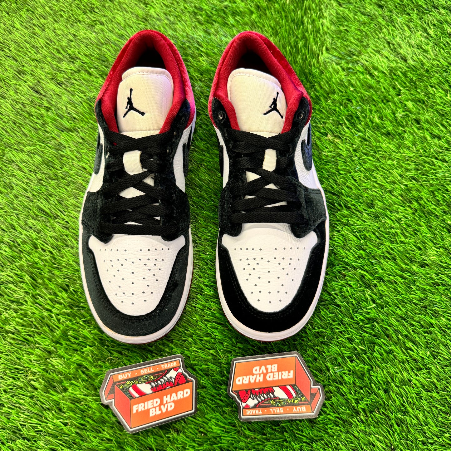 Jordan 1 Low SE Velvet Black Toe (Women's) SIZE 6Y/7.5W