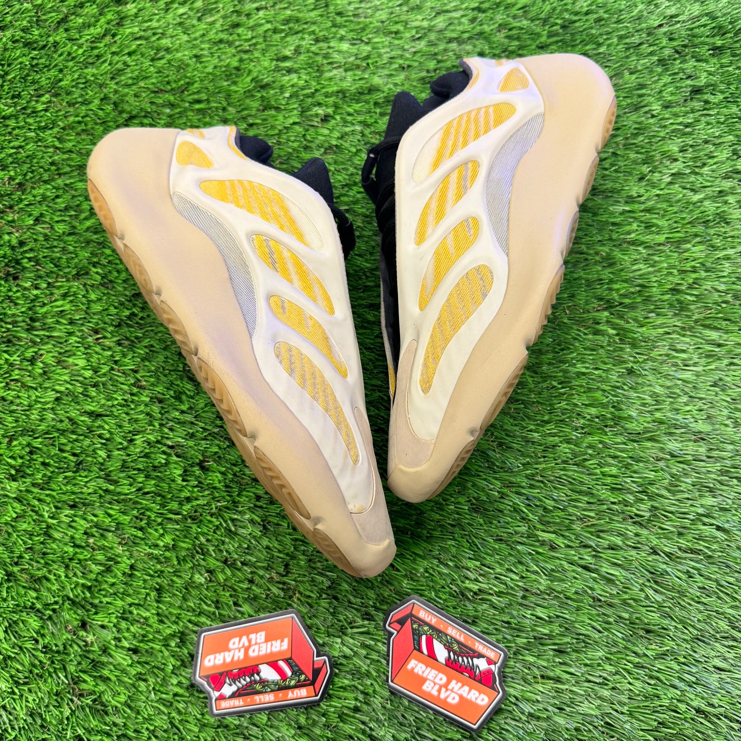 adidas Yeezy 700 V3 Safflower SIZE 9.5M/11W