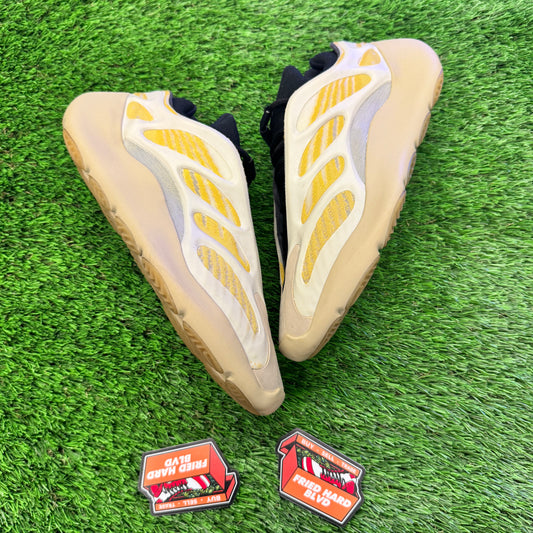 adidas Yeezy 700 V3 Safflower SIZE 9.5M/11W