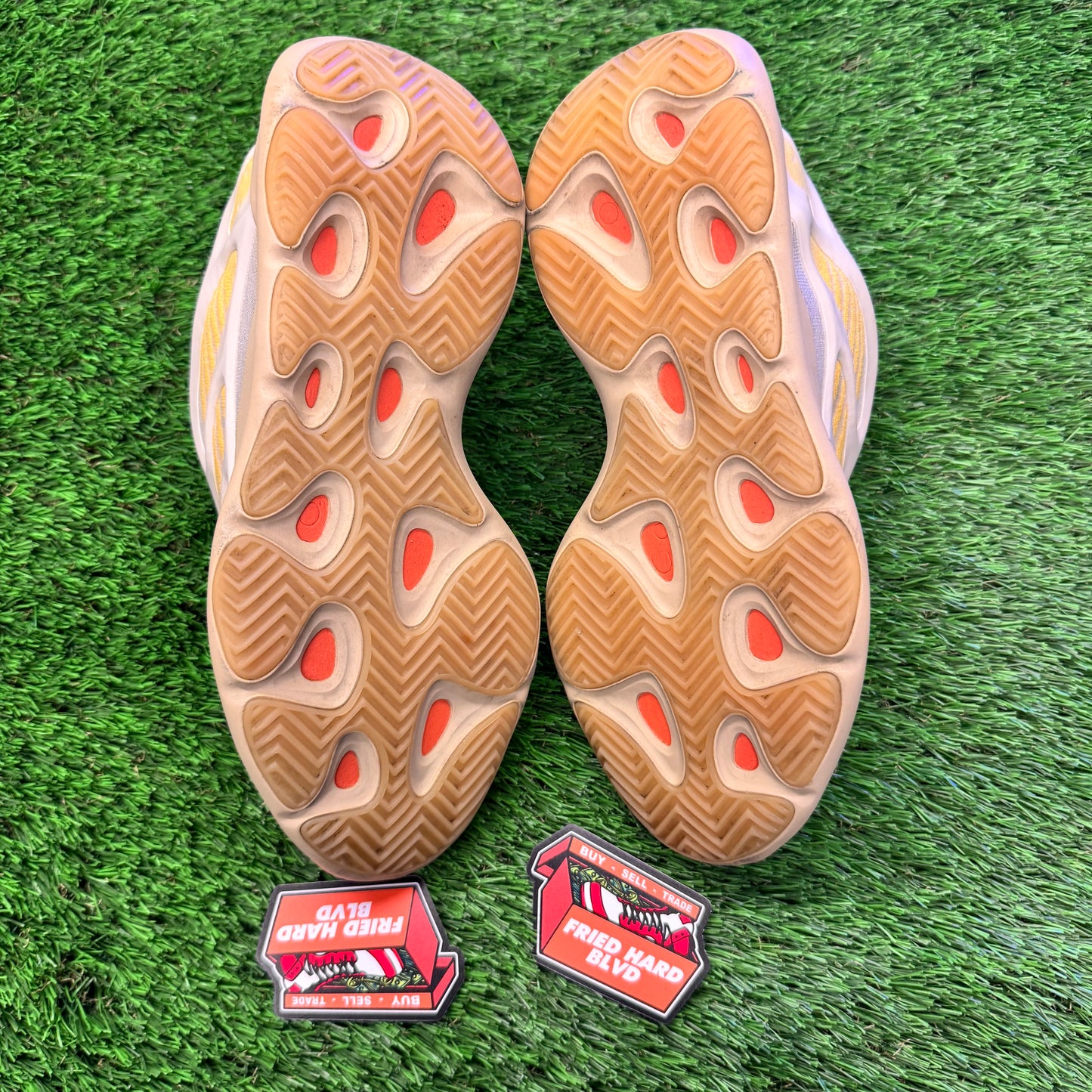 adidas Yeezy 700 V3 Safflower SIZE 9.5M/11W