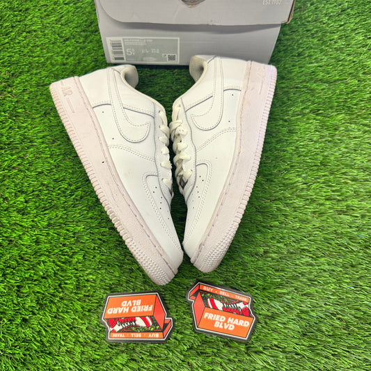 Air Force 1 Low LE Triple White (GS) SIZE 5.5Y/7W