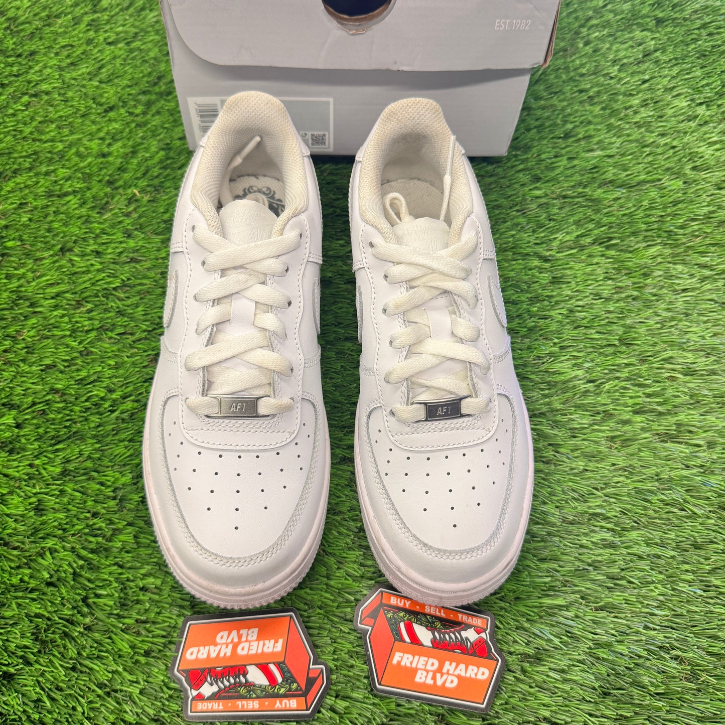 Air Force 1 Low LE Triple White (GS) SIZE 5.5Y/7W