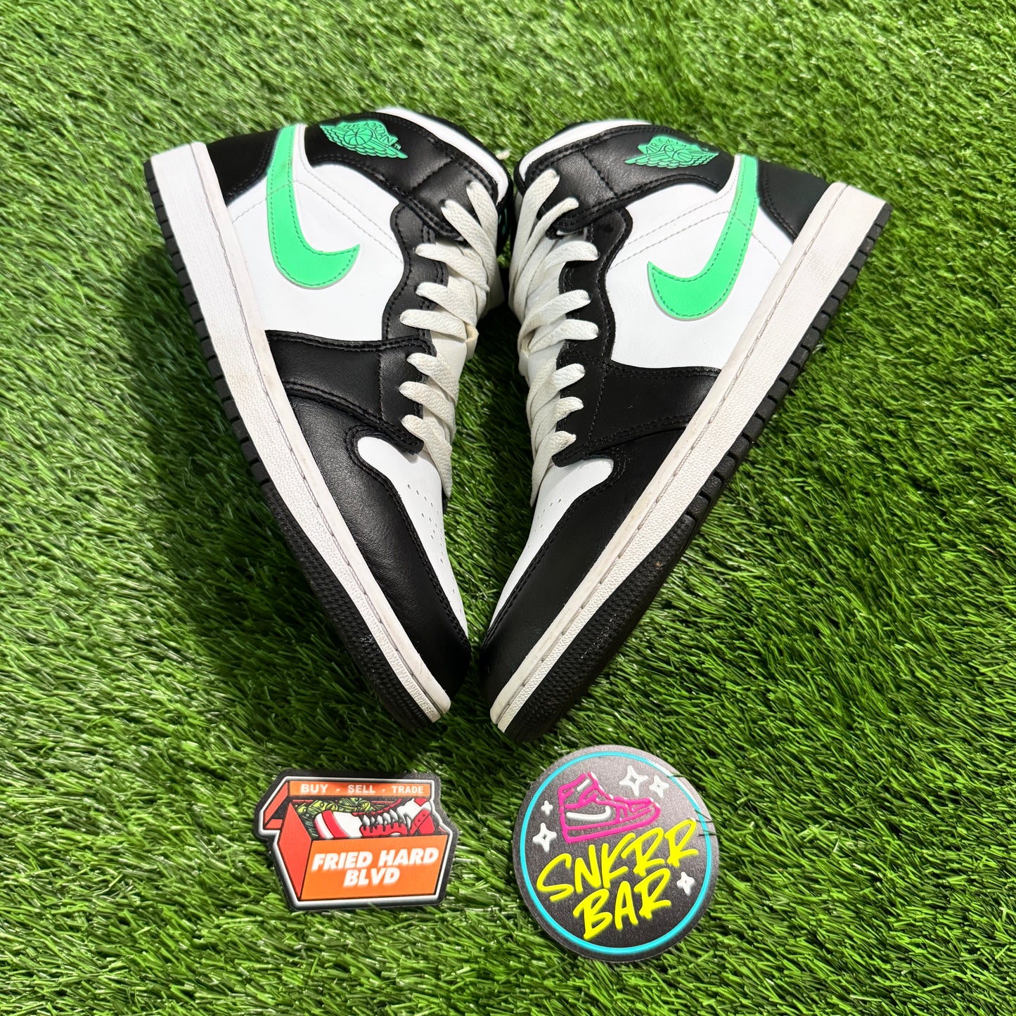 Jordan 1 Mid Green Glow SIZE 8M/9.5W