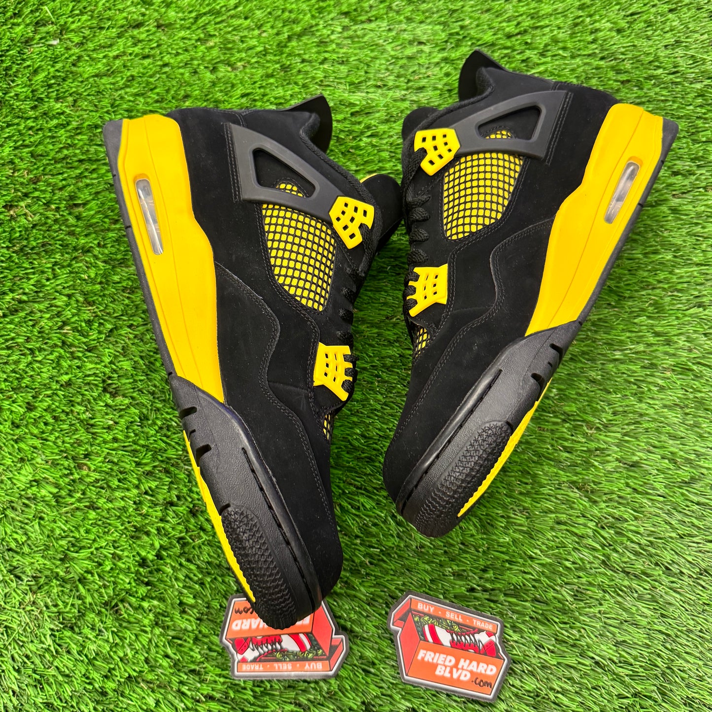Jordan 4 Retro Thunder (2023) SIZE 15M/16.5W