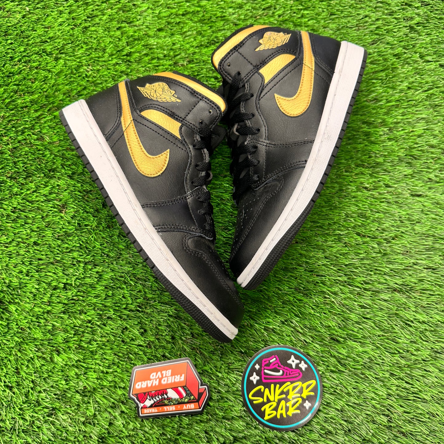 Jordan 1 Mid Black Metallic Gold 8M/9.5W