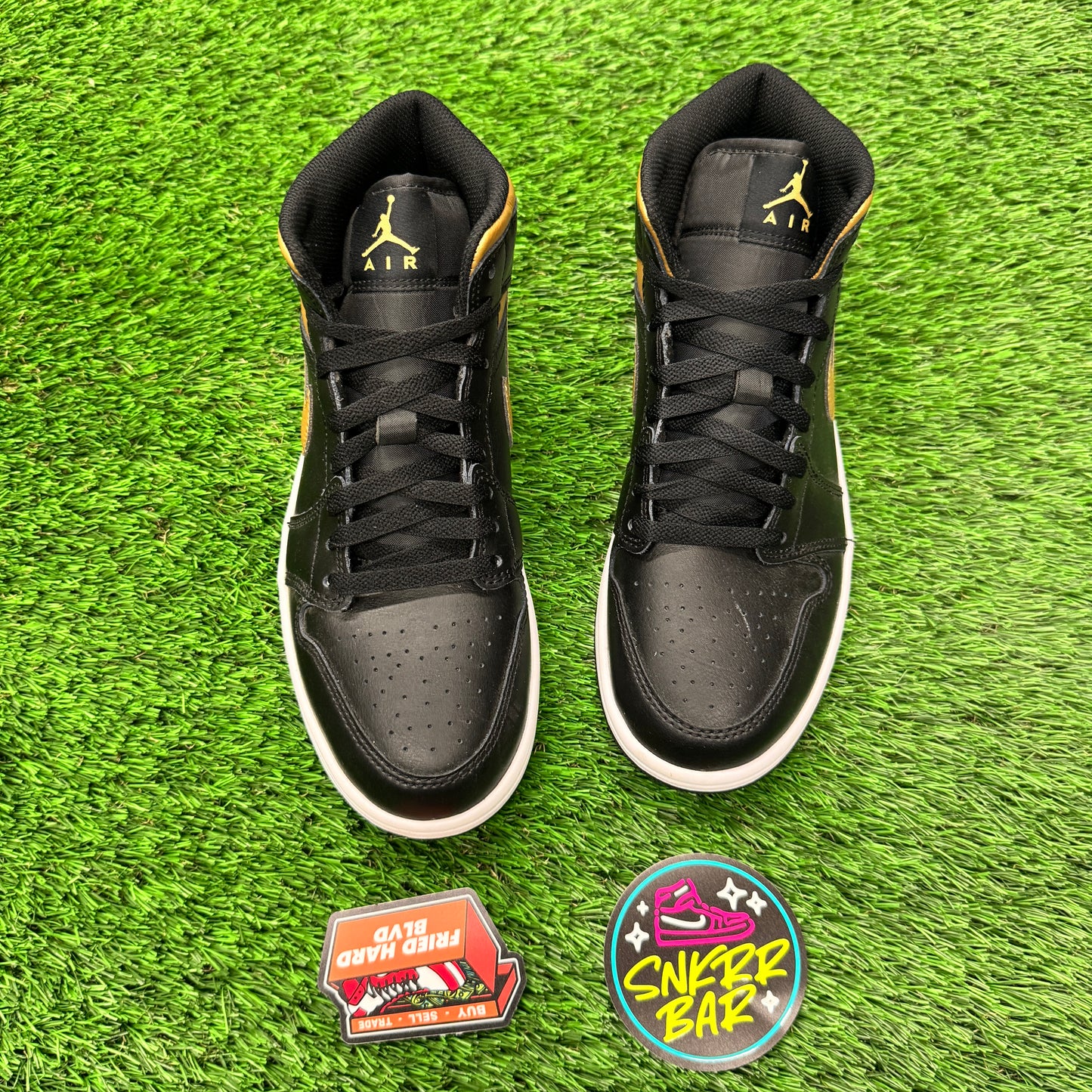 Jordan 1 Mid Black Metallic Gold 8M/9.5W