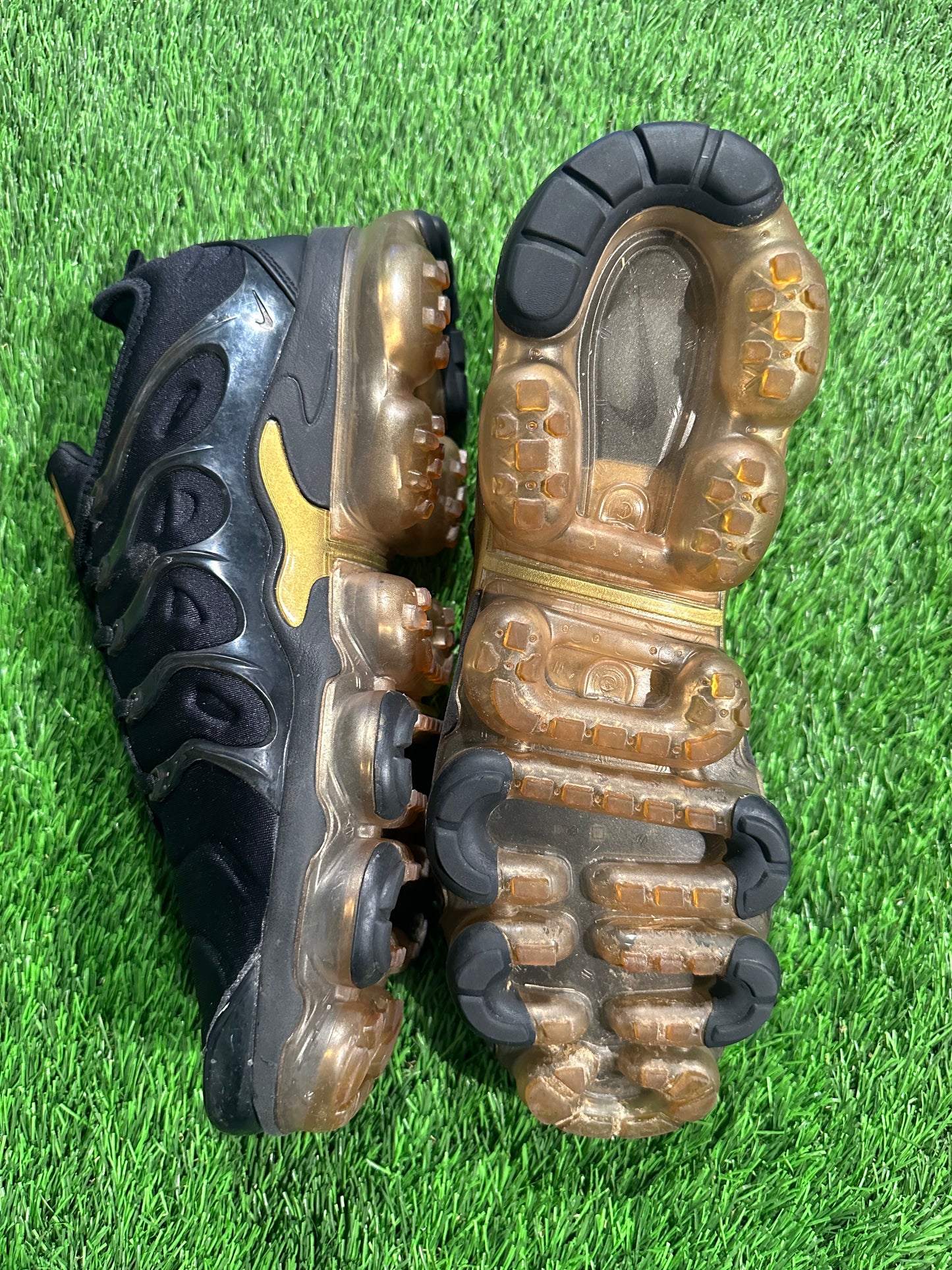 Nike Air VaporMax Plus Black Metallic Gold 8.5M/10W