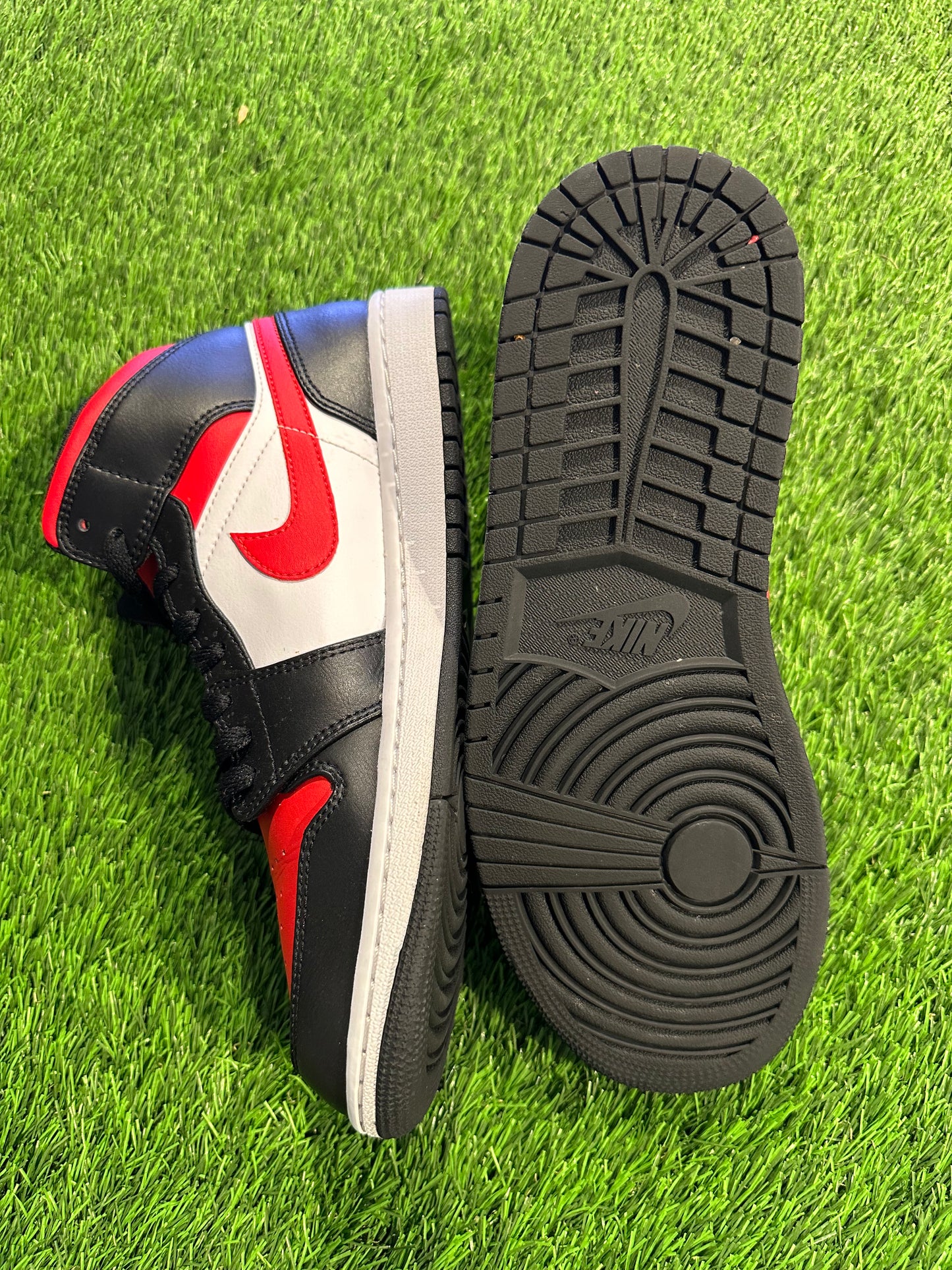 Jordan 1 Mid White Black Red (2022) 9.5M/11W